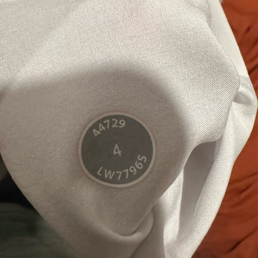 Lululemon Women’s Club golf Short size 4 in Mojave Tan W7796S Bermuda 9” inseam - Picture 9 of 14